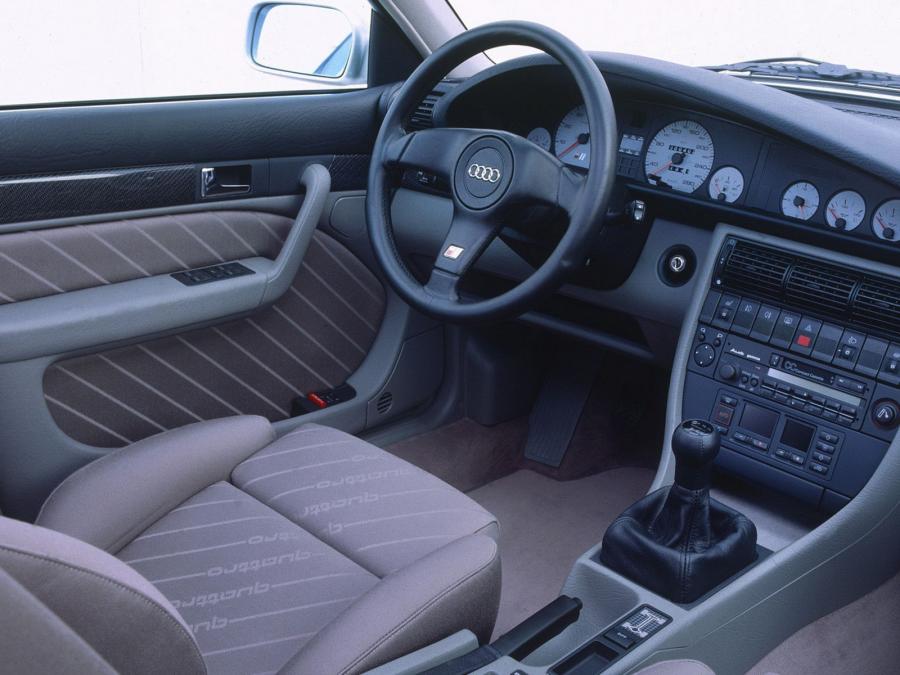 Интерьер Audi S4 Sedan 1991 года  (фото 9 из 9)